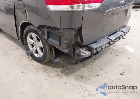 2013 Toyota Sienna Le V6 8 Passenger z USA, uszkodzony, nr VIN 5TDKK3DC7DS331363